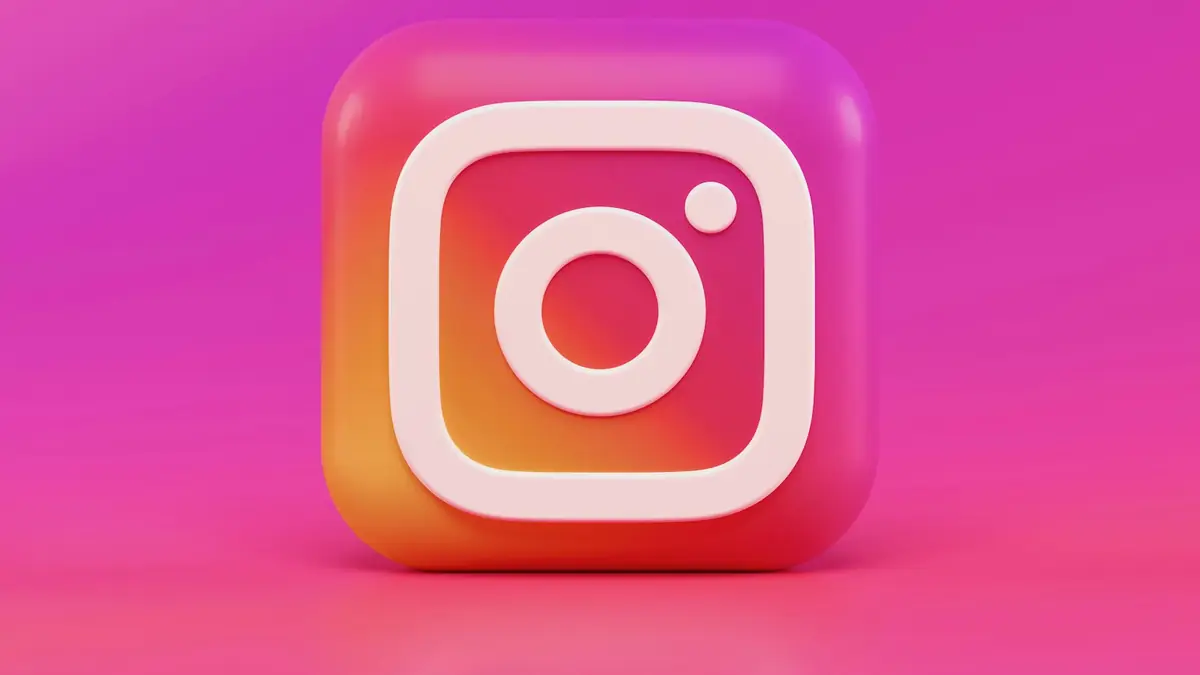 Icono tridimensional de Instagram sobre un fondo rosado