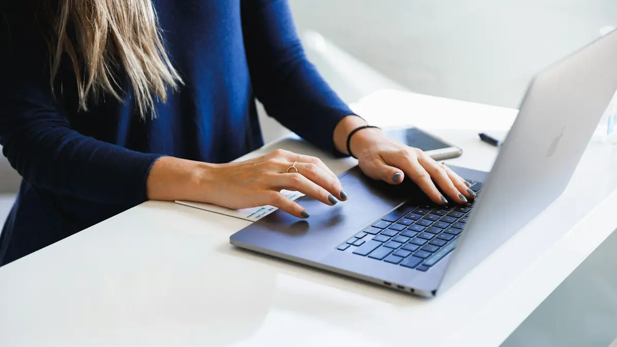 Mujer navegando en un sitio web desde su portátil