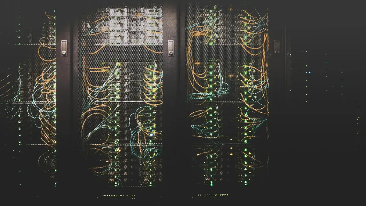 Rack de servidores con cables de red en un centro de datos