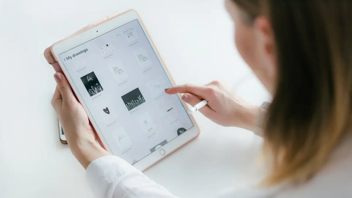Mujer usando una tableta para leer contenido digital