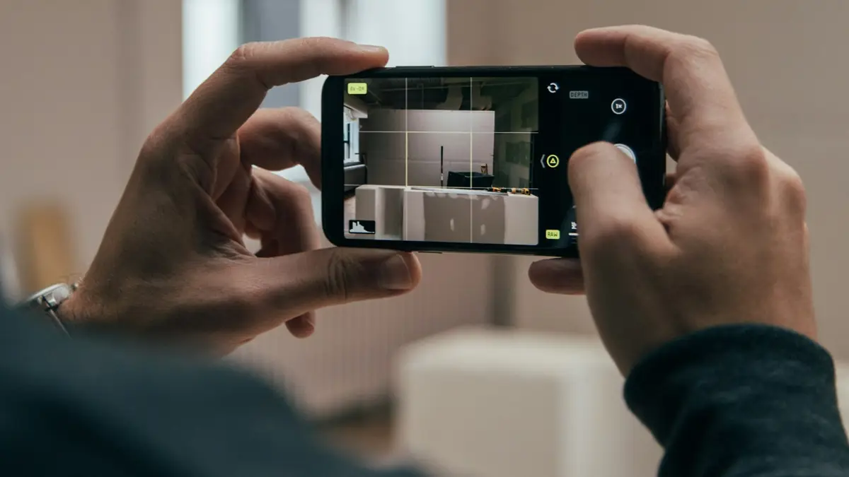 Persona grabando un video con su teléfono inteligente