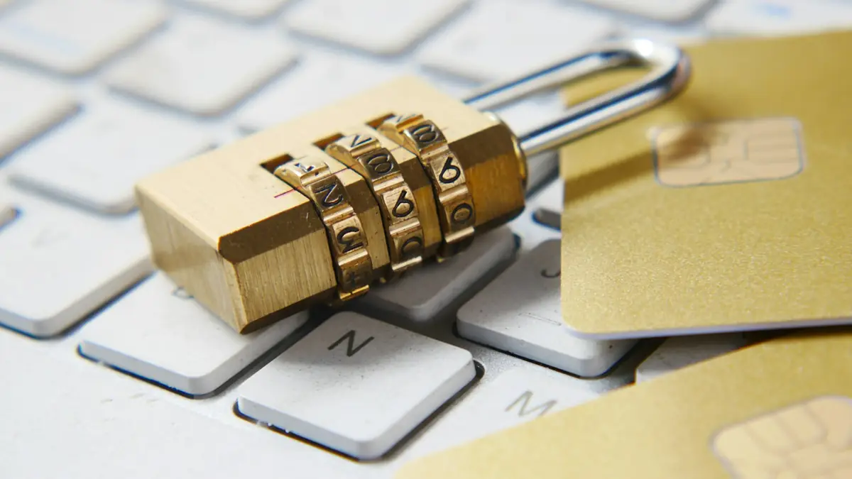 Candado dorado sobre el teclado de un computador