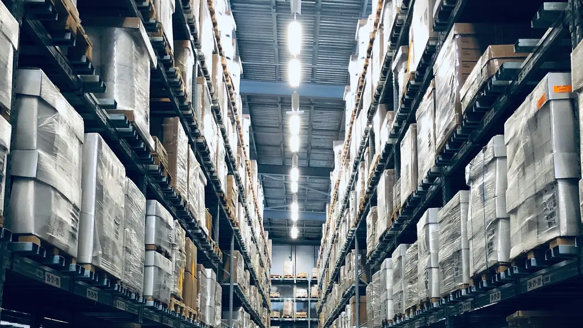 Pasillo de un gran almacén lleno de cajas en estanterías