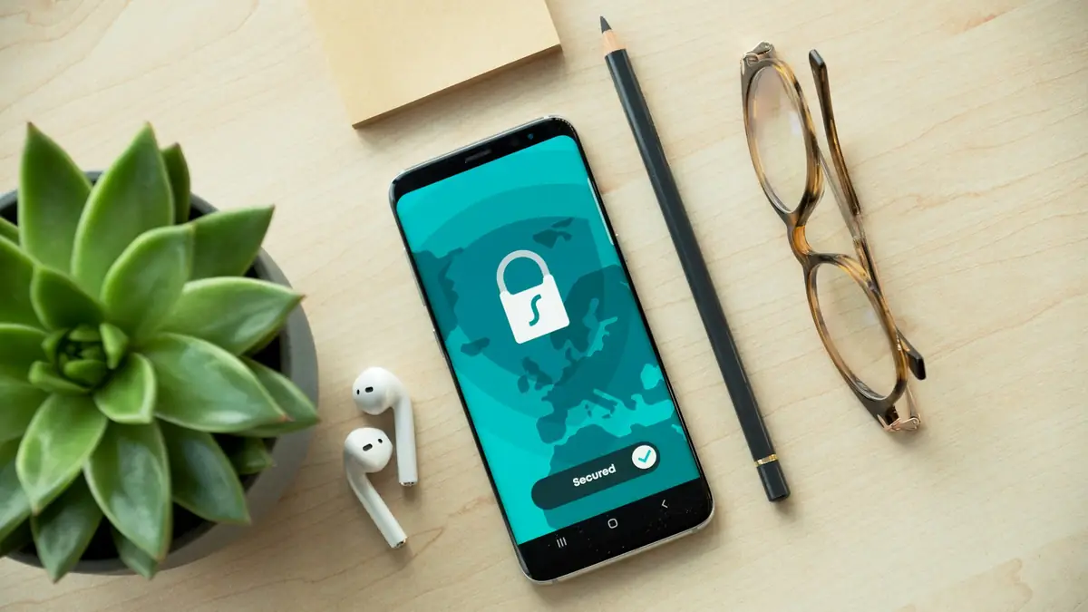 Teléfono inteligente que muestra un candado de seguridad sobre un escritorio