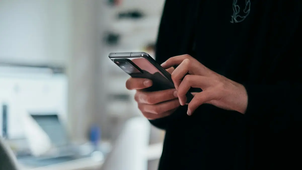 Persona escribiendo un mensaje en su teléfono Android