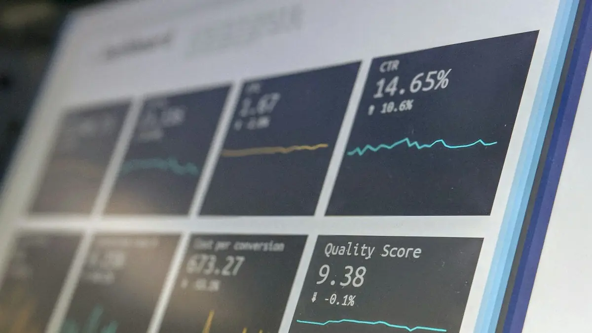 Pantalla con indicadores de clics, costo por conversión y calidad de un sitio web