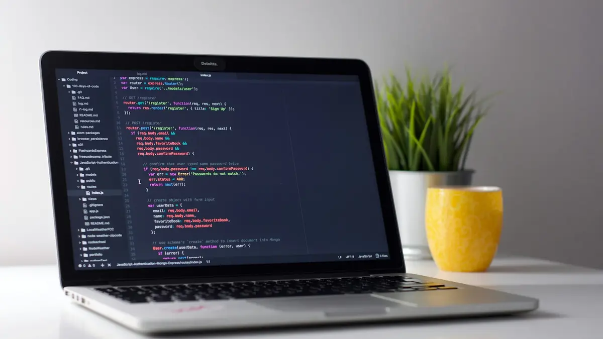 Portátil con código abierto sobre un escritorio de trabajo