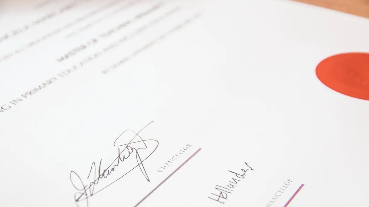 Documento con firma manuscrita y sello rojo