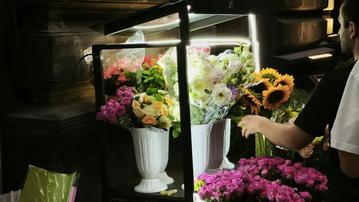 Floristería con ramos de flores coloridos en exhibición