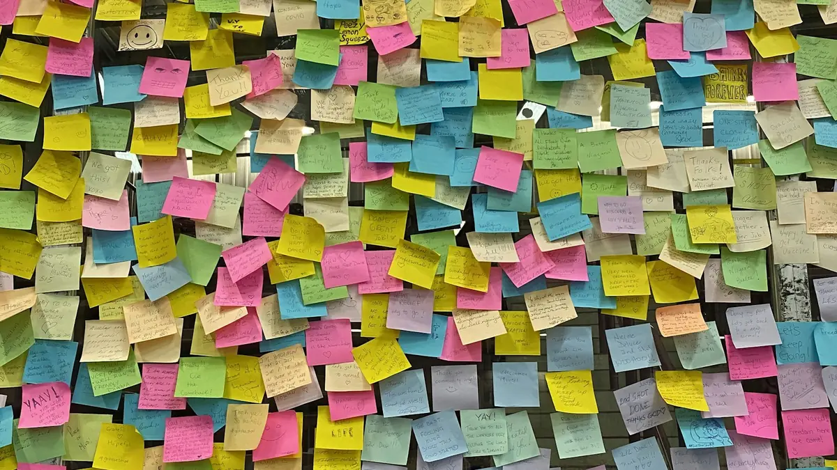 Pared llena de notas adhesivas de colores con ideas