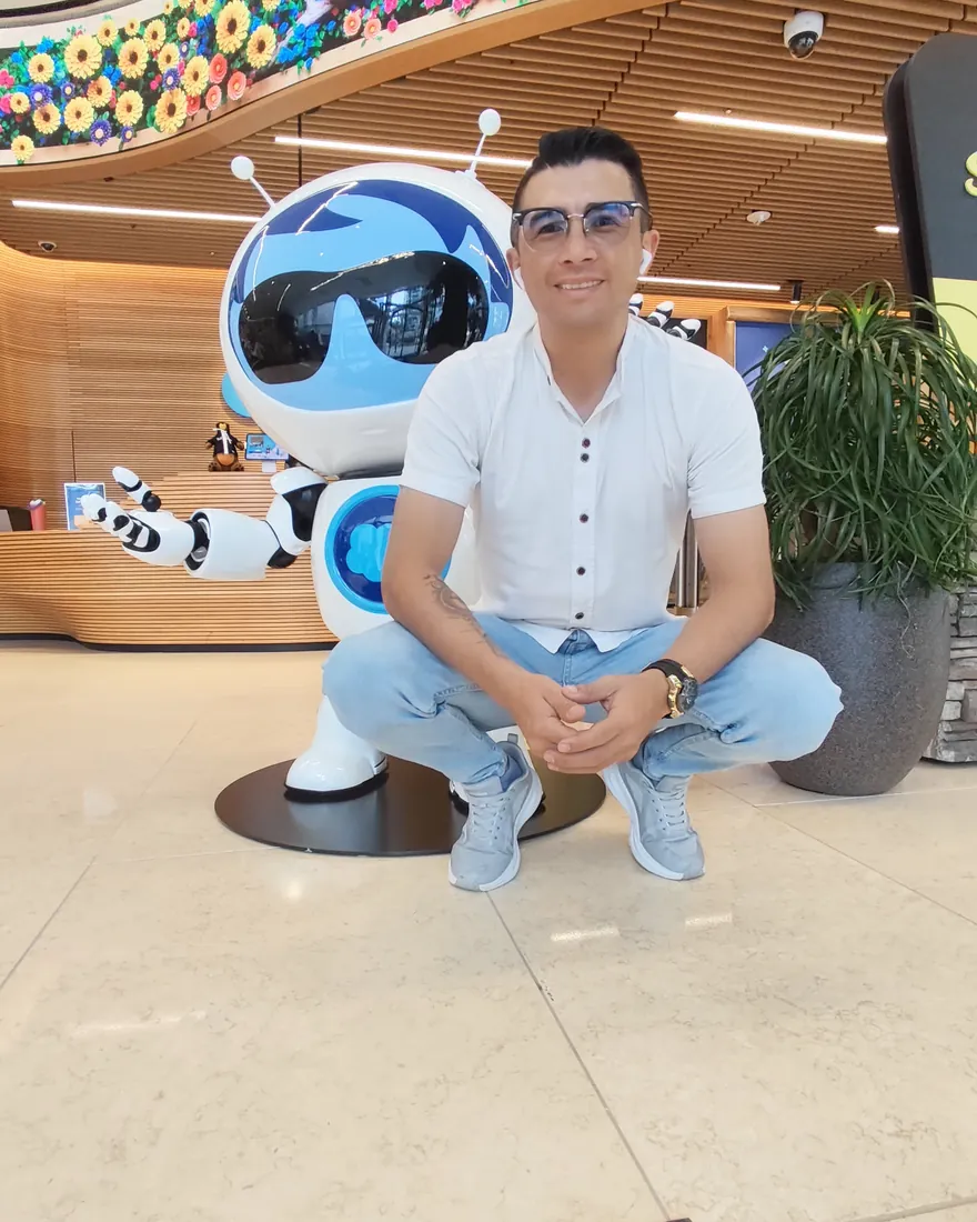 Edgar Jaimes en el lobby de Salesforce en San Francisco, California